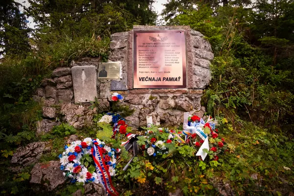 Pietne miesto s vencami na vrchole Slemä